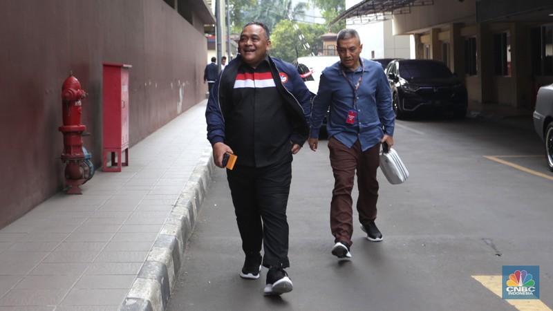 Kepala Badan Perlindungan Pekerja Migran Indonesia (BP2MI) Benny Rhamdani saat tiba untuk mengadiri pemeriksaan Bareskrim Polri, Senin (29/7/2024). (CNBC Indonesia/Muhammad Sabki) Kepala Badan Perlindungan Pekerja Migran Indonesia (BP2MI) Benny Rhamdani saat tiba untuk mengadiri pemeriksaan Bareskrim Polri, Senin (29/7/2024). (CNBC Indonesia/Muhammad Sabki)