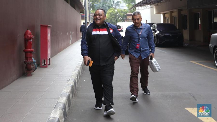 Kepala Badan Perlindungan Pekerja Migran Indonesia (BP2MI) Benny Rhamdani saat tiba untuk mengadiri pemeriksaan Bareskrim Polri, Senin (29/7/2024). (CNBC Indonesia/Muhammad Sabki)