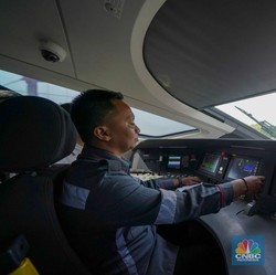 Detik-Detik Masinis RI Tancap Gas Bawa Whoosh Berkecepatan 350 Km/Jam