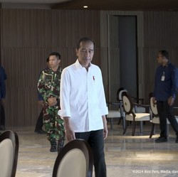 Intip Hari Pertama Jokowi Berkantor di Istana Garuda