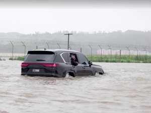Gaya Kim Jong Un Terobos Banjir Korea Utara Pakai Mobil