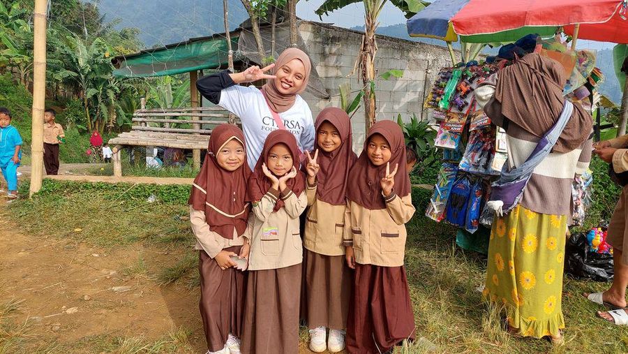 Madrasah Ibtidaiyah (MI) Nurul Huda 02 berdiri pada tahun 2008 di Kampung Gunung Leutik, Desa Kiarasari, Kecamatan Sukajaya, Bogor. Mulai beroperasi tahun 2009 di tengah keterbatasan yang luar biasa. (Dok. Berbuat Baik)