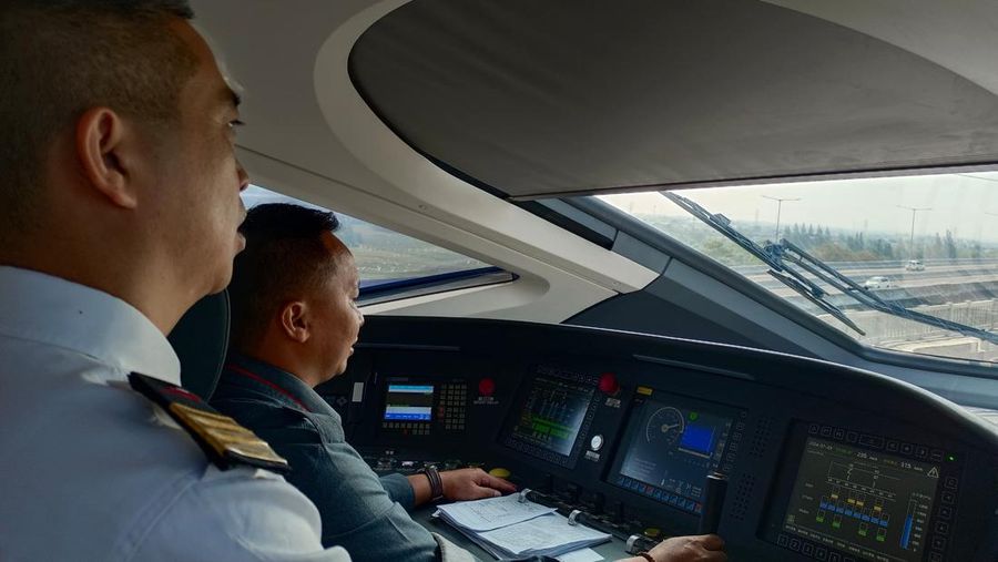 Masinis Indonesia dengan pengawasan Masinis China mulai mengemudikan Kereta Cepat Whoosh. (CNBC Indonesia/Martyasari Rizky)