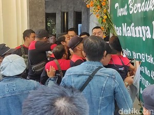 Panas! Massa #PrayforDiniSera Terobos PN Surabaya Cari Hakim Damanik