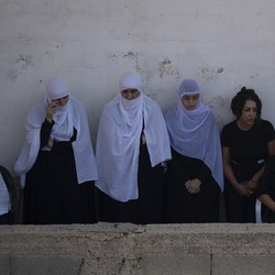 Siapa Suku Druze, Berpeci-Kerudung di Makam Korban Roket Golan Israel?