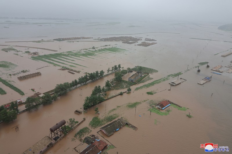 Pemimpin Korea Utara Kim Jong Un mengamati upaya penyelamatan di daerah banjir di dekat perbatasan negara itu dengan China, yang dilanda hujan lebat akibat Badai Tropis Gaemi, di Provinsi Pyongan Utara, Korea Utara, 28 Juli 2024 dalam foto yang dirilis oleh Kantor Berita Pusat Korea resmi Korea Utara. Pemimpin Korea Utara Kim Jong Un mengamati upaya penyelamatan di daerah banjir di dekat perbatasan negara itu dengan China, yang dilanda hujan lebat akibat Badai Tropis Gaemi, di Provinsi Pyongan Utara, Korea Utara, 28 Juli 2024 dalam foto yang dirilis oleh Kantor Berita Pusat Korea resmi Korea Utara. (via REUTERS/KCNA)