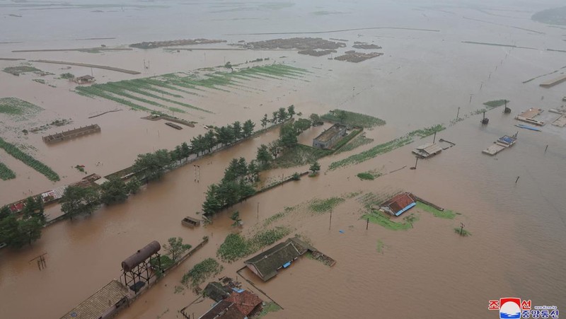 El líder norcoreano Kim Jong Un supervisa los esfuerzos de socorro en una zona inundada cerca de la frontera del país con China, afectada por las fuertes lluvias causadas por la tormenta tropical Gamey, en la provincia de Pyongan del Norte, Corea del Norte, el 28 de julio de 2024.  Agencia Central de Noticias de Corea del Norte.  (vía REUTERS/KCNA)