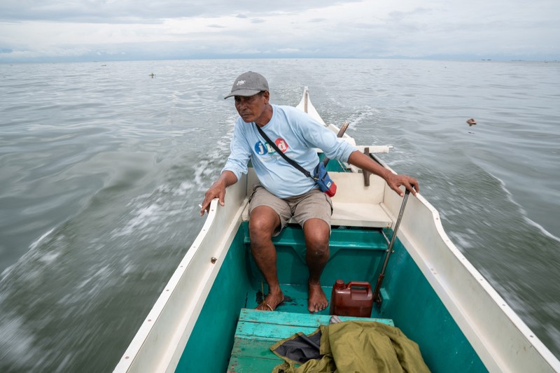 Pemandangan tumpahan minyak di perairan lepas pantai Teluk Manila, di Pamarawan, Malolos, Filipina, Senin (29/7/2024). (REUTERS/Adrian Portugal)