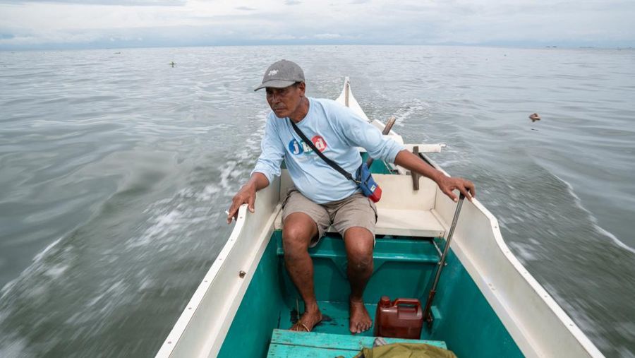 Pemandangan tumpahan minyak di perairan lepas pantai Teluk Manila, di Pamarawan, Malolos, Filipina, Senin (29/7/2024). (REUTERS/Adrian Portugal)