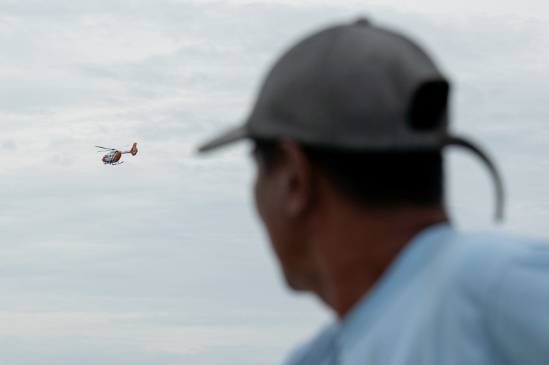 Pemandangan tumpahan minyak di perairan lepas pantai Teluk Manila, di Pamarawan, Malolos, Filipina, Senin (29/7/2024). (REUTERS/Adrian Portugal)