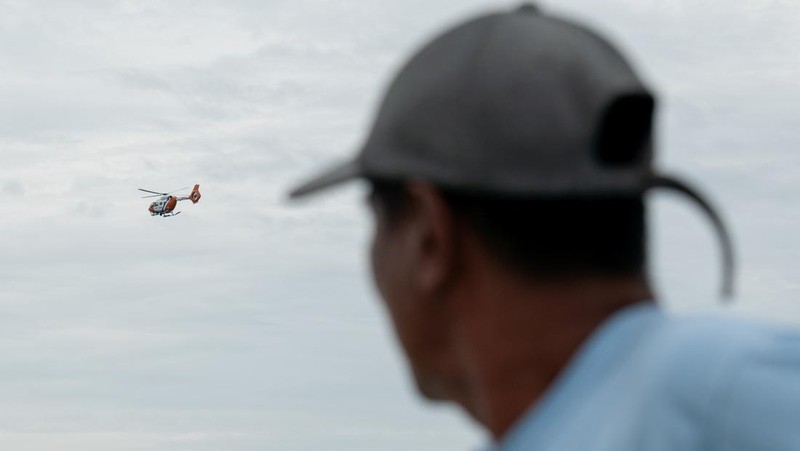Pemandangan tumpahan minyak di perairan lepas pantai Teluk Manila, di Pamarawan, Malolos, Filipina, Senin (29/7/2024). (REUTERS/Adrian Portugal)