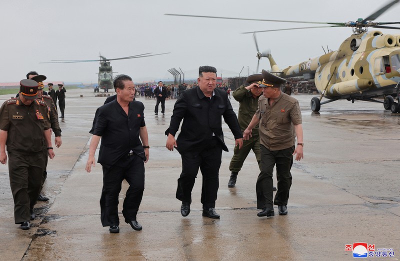 Pemimpin Korea Utara Kim Jong Un mengamati upaya penyelamatan di daerah banjir di dekat perbatasan negara itu dengan China, yang dilanda hujan lebat akibat Badai Tropis Gaemi, di Provinsi Pyongan Utara, Korea Utara, 28 Juli 2024 dalam foto yang dirilis oleh Kantor Berita Pusat Korea resmi Korea Utara. Pemimpin Korea Utara Kim Jong Un mengamati upaya penyelamatan di daerah banjir di dekat perbatasan negara itu dengan China, yang dilanda hujan lebat akibat Badai Tropis Gaemi, di Provinsi Pyongan Utara, Korea Utara, 28 Juli 2024 dalam foto yang dirilis oleh Kantor Berita Pusat Korea resmi Korea Utara. (via REUTERS/KCNA)
