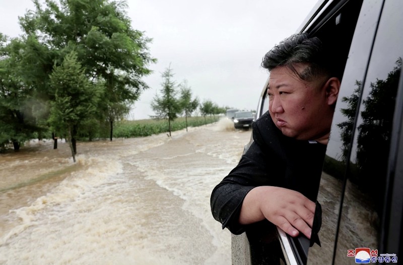 Pemimpin Korea Utara Kim Jong Un mengamati upaya penyelamatan di daerah banjir di dekat perbatasan negara itu dengan China, yang dilanda hujan lebat akibat Badai Tropis Gaemi, di Provinsi Pyongan Utara, Korea Utara, 28 Juli 2024 dalam foto yang dirilis oleh Kantor Berita Pusat Korea resmi Korea Utara. (via REUTERS/KCNA)