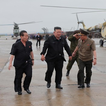 Potret Langka, Kim Jong Un Hujan-hujanan & Terjang Banjir di Korut
