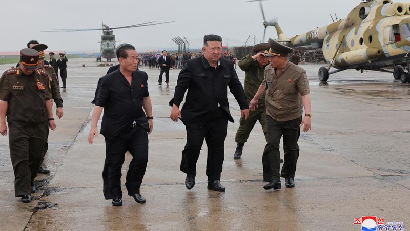 El líder norcoreano Kim Jong Un supervisa los esfuerzos de socorro en una zona inundada cerca de la frontera del país con China, afectada por las fuertes lluvias causadas por la tormenta tropical Gamey, en la provincia de Pyongan del Norte, Corea del Norte, el 28 de julio de 2024.  Agencia Central de Noticias de Corea del Norte.  (vía REUTERS/KCNA)