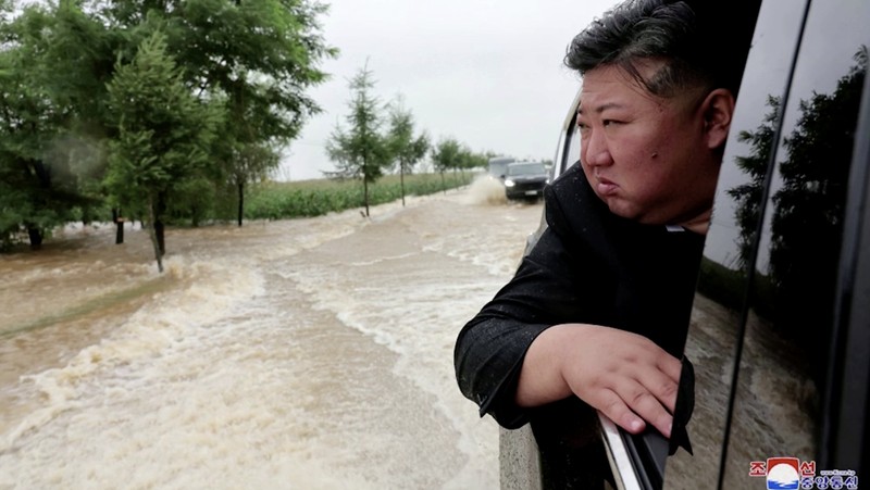 Una rara imagen de Kim Jong Un bajo la lluvia y las inundaciones en Corea del Norte