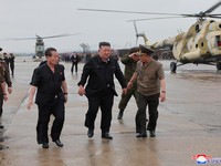 Potret Langka, Kim Jong Un Hujan-hujanan & Terjang Banjir di Korut