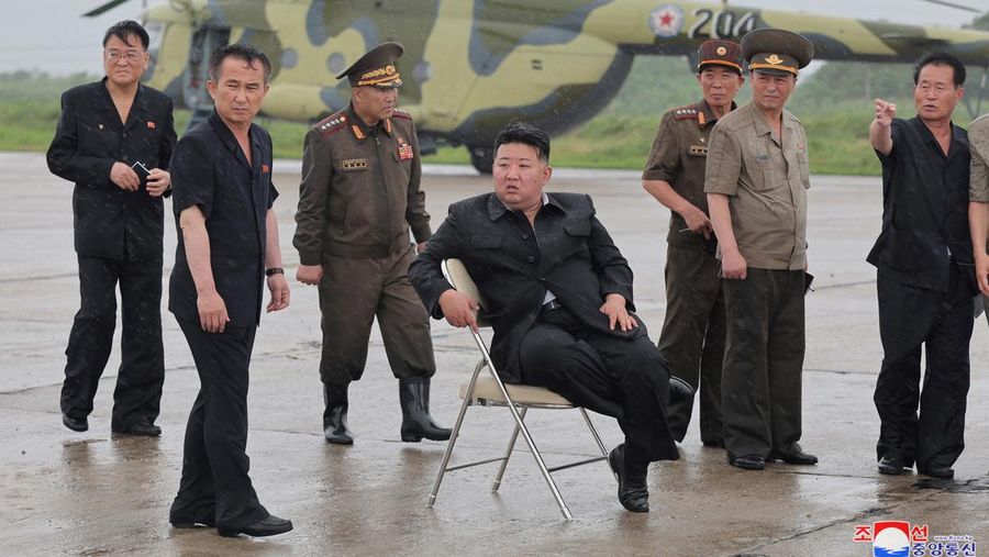 Pemimpin Korea Utara Kim Jong Un mengamati upaya penyelamatan di daerah banjir di dekat perbatasan negara itu dengan China, yang dilanda hujan lebat akibat Badai Tropis Gaemi, di Provinsi Pyongan Utara, Korea Utara, 28 Juli 2024 dalam foto yang dirilis oleh Kantor Berita Pusat Korea resmi Korea Utara. (KCNA via REUTERS)