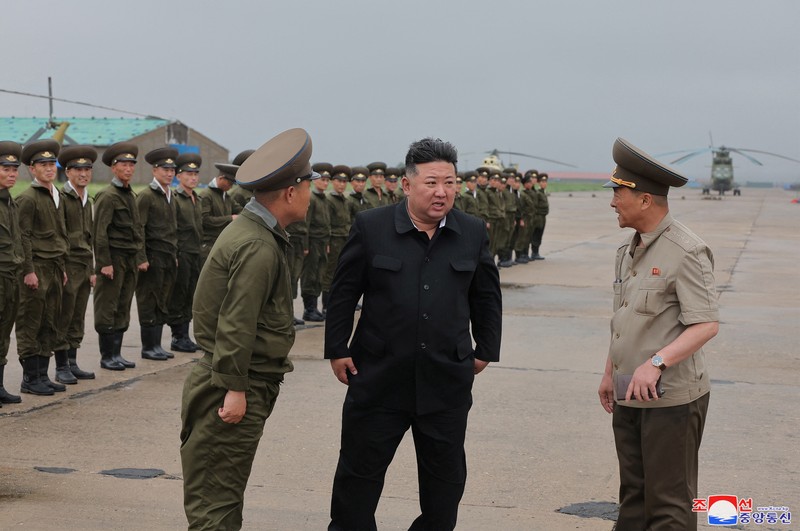 Pemimpin Korea Utara Kim Jong Un mengamati upaya penyelamatan di daerah banjir di dekat perbatasan negara itu dengan China, yang dilanda hujan lebat akibat Badai Tropis Gaemi, di Provinsi Pyongan Utara, Korea Utara, 28 Juli 2024 dalam foto yang dirilis oleh Kantor Berita Pusat Korea resmi Korea Utara. Pemimpin Korea Utara Kim Jong Un mengamati upaya penyelamatan di daerah banjir di dekat perbatasan negara itu dengan China, yang dilanda hujan lebat akibat Badai Tropis Gaemi, di Provinsi Pyongan Utara, Korea Utara, 28 Juli 2024 dalam foto yang dirilis oleh Kantor Berita Pusat Korea resmi Korea Utara. (via REUTERS/KCNA)