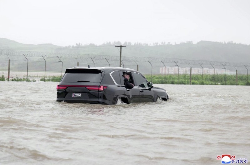 Pemimpin Korea Utara Kim Jong Un mengamati upaya penyelamatan di daerah banjir di dekat perbatasan negara itu dengan China, yang dilanda hujan lebat akibat Badai Tropis Gaemi, di Provinsi Pyongan Utara, Korea Utara, 28 Juli 2024 dalam foto yang dirilis oleh Kantor Berita Pusat Korea resmi Korea Utara. Pemimpin Korea Utara Kim Jong Un mengamati upaya penyelamatan di daerah banjir di dekat perbatasan negara itu dengan China, yang dilanda hujan lebat akibat Badai Tropis Gaemi, di Provinsi Pyongan Utara, Korea Utara, 28 Juli 2024 dalam foto yang dirilis oleh Kantor Berita Pusat Korea resmi Korea Utara. (via REUTERS/KCNA)
