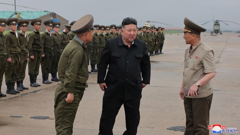 El líder norcoreano Kim Jong Un supervisa los esfuerzos de socorro en una zona inundada cerca de la frontera del país con China, afectada por las fuertes lluvias causadas por la tormenta tropical Gamey, en la provincia de Pyongan del Norte, Corea del Norte, el 28 de julio de 2024.  Agencia Central de Noticias de Corea del Norte.  (vía REUTERS/KCNA)