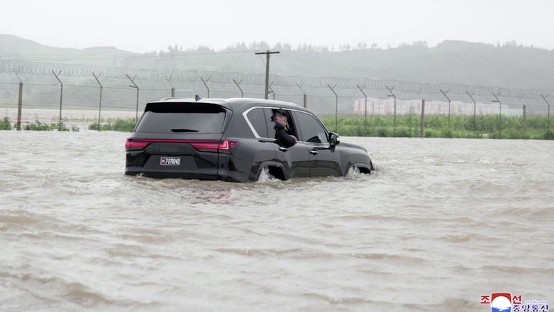 El líder norcoreano Kim Jong Un supervisa los esfuerzos de socorro en una zona inundada cerca de la frontera del país con China, afectada por las fuertes lluvias causadas por la tormenta tropical Gamey, en la provincia de Pyongan del Norte, Corea del Norte, el 28 de julio de 2024.  Agencia Central de Noticias de Corea del Norte.  (vía REUTERS/KCNA)