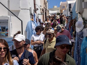 Saat Musim Liburan, Santorini Tak Lagi Menawan, Malah Serupa Taman Hiburan