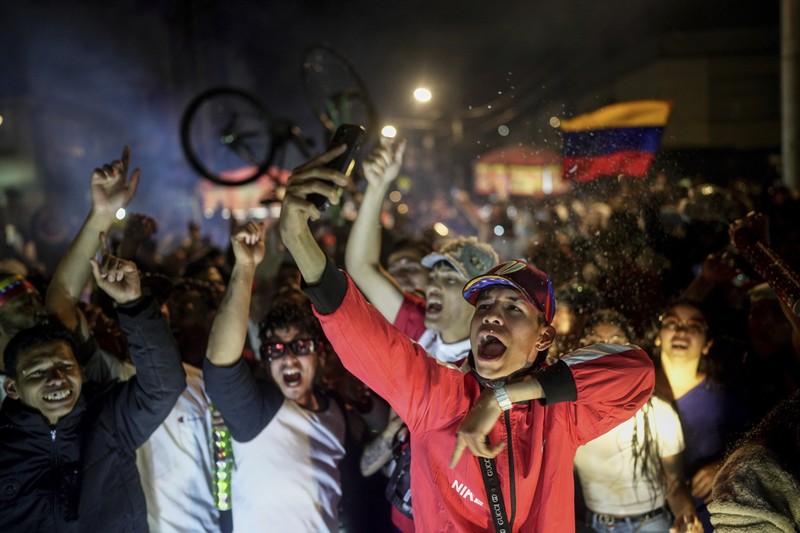 Presiden Venezuela Nicolas Maduro, yang sedang mencalonkan diri untuk masa jabatan ketiga, mengibarkan bendera nasional Venezuela saat penutupan kampanye politiknya, di Caracas, Venezuela, 25 Juli 2024. (REUTERS/Fausto Torrealba)