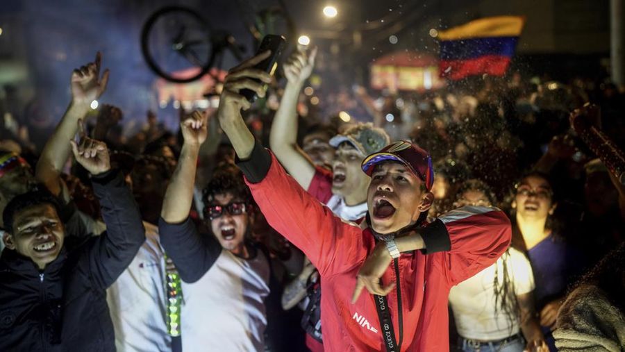 Presiden Venezuela Nicolas Maduro, yang sedang mencalonkan diri untuk masa jabatan ketiga, mengibarkan bendera nasional Venezuela saat penutupan kampanye politiknya, di Caracas, Venezuela, 25 Juli 2024. (REUTERS/Fausto Torrealba)