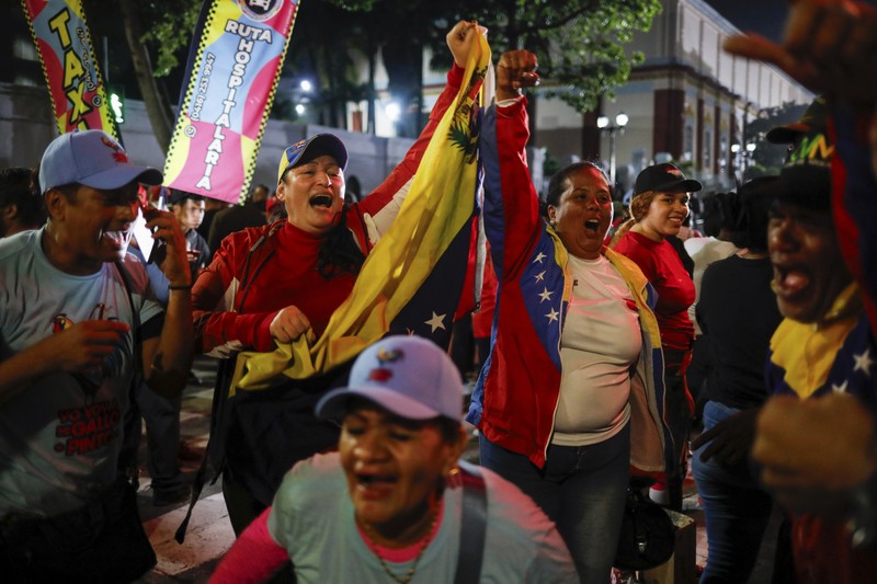 Presiden Venezuela Nicolas Maduro, yang sedang mencalonkan diri untuk masa jabatan ketiga, mengibarkan bendera nasional Venezuela saat penutupan kampanye politiknya, di Caracas, Venezuela, 25 Juli 2024. Presiden Venezuela Nicolas Maduro, yang sedang mencalonkan diri untuk masa jabatan ketiga, mengibarkan bendera nasional Venezuela saat penutupan kampanye politiknya, di Caracas, Venezuela, 25 Juli 2024. (REUTERS/Fausto Torrealba)