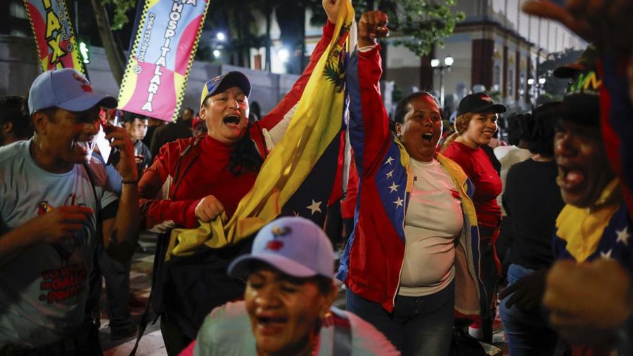 Presiden Venezuela Nicolas Maduro, yang sedang mencalonkan diri untuk masa jabatan ketiga, mengibarkan bendera nasional Venezuela saat penutupan kampanye politiknya, di Caracas, Venezuela, 25 Juli 2024. (REUTERS/Fausto Torrealba)