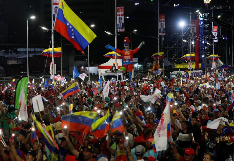Presiden Venezuela Nicolas Maduro, yang sedang mencalonkan diri untuk masa jabatan ketiga, mengibarkan bendera nasional Venezuela saat penutupan kampanye politiknya, di Caracas, Venezuela, 25 Juli 2024. Presiden Venezuela Nicolas Maduro, yang sedang mencalonkan diri untuk masa jabatan ketiga, mengibarkan bendera nasional Venezuela saat penutupan kampanye politiknya, di Caracas, Venezuela, 25 Juli 2024. (REUTERS/Fausto Torrealba)