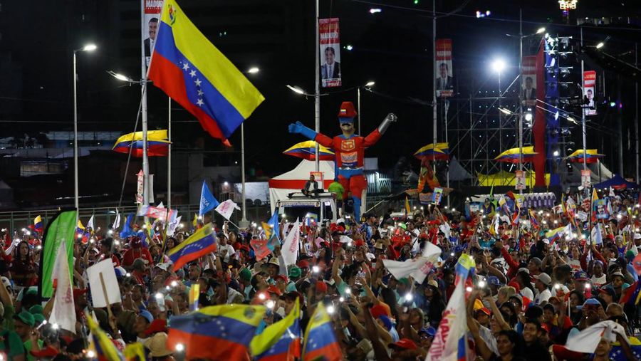 Presiden Venezuela Nicolas Maduro, yang sedang mencalonkan diri untuk masa jabatan ketiga, mengibarkan bendera nasional Venezuela saat penutupan kampanye politiknya, di Caracas, Venezuela, 25 Juli 2024. (REUTERS/Fausto Torrealba)