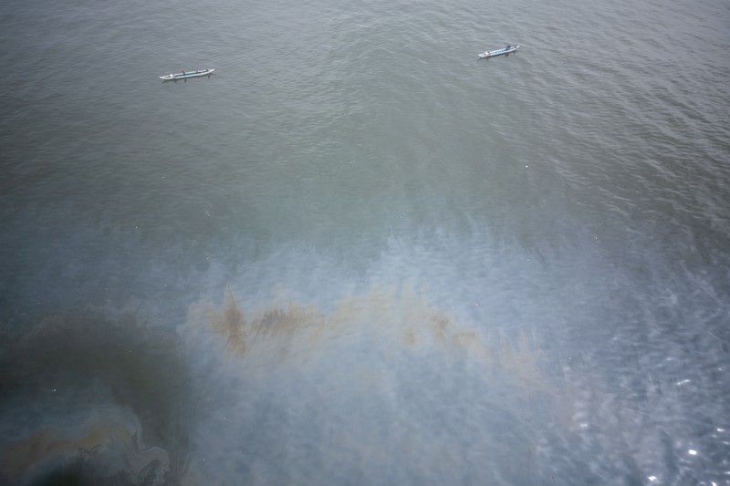 Pemandangan tumpahan minyak di perairan lepas pantai Teluk Manila, di Pamarawan, Malolos, Filipina, Senin (29/7/2024). (REUTERS/Adrian Portugal)