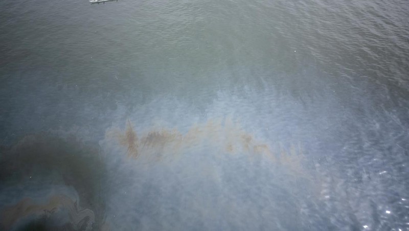 Pemandangan tumpahan minyak di perairan lepas pantai Teluk Manila, di Pamarawan, Malolos, Filipina, Senin (29/7/2024). (REUTERS/Adrian Portugal)