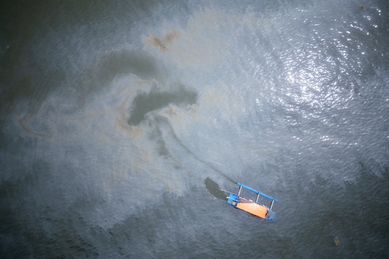 Pemandangan tumpahan minyak di perairan lepas pantai Teluk Manila, di Pamarawan, Malolos, Filipina, Senin (29/7/2024). (REUTERS/Adrian Portugal)