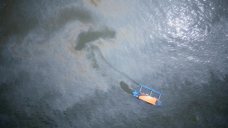 Pemandangan tumpahan minyak di perairan lepas pantai Teluk Manila, di Pamarawan, Malolos, Filipina, Senin (29/7/2024). (REUTERS/Adrian Portugal)