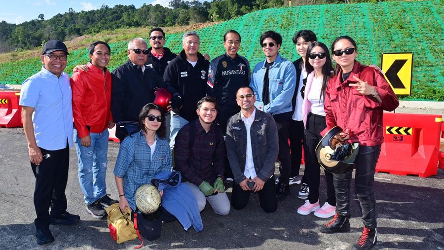 Presiden Joko Widodo (Jokowi) menggelar konvoi sepeda motor bareng sejumlah pegiat seni dan influencer untuk menjajal akses tol ke Ibu Kota Negara (IKN) Nusantara, Kalimantan Timur, Minggu (28/7/2024). (Dok. (Dok. Biro Pers Sekretariat presiden/Muchlis Jr)