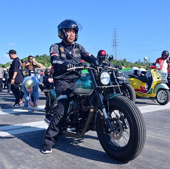 Foto Jokowi Happy, Konvoi Motoran Bareng Influencer di Jalan Mulus IKN