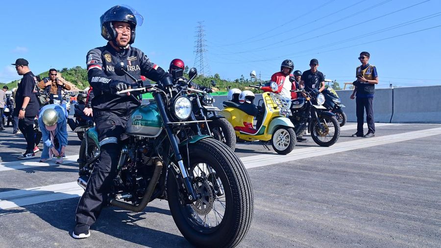 Presiden Joko Widodo (Jokowi) menggelar konvoi sepeda motor bareng sejumlah pegiat seni dan influencer untuk menjajal akses tol ke Ibu Kota Negara (IKN) Nusantara, Kalimantan Timur, Minggu (28/7/2024). (Dok. (Dok. Biro Pers Sekretariat presiden/Muchlis Jr)