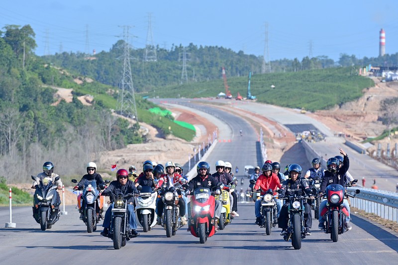 Presiden Joko Widodo (Jokowi) menggelar konvoi sepeda motor bareng sejumlah pegiat seni dan influencer untuk menjajal akses tol ke Ibu Kota Negara (IKN) Nusantara, Kalimantan Timur, Minggu (28/7/2024). (Dok. (Dok. Biro Pers Sekretariat presiden/Muchlis Jr)