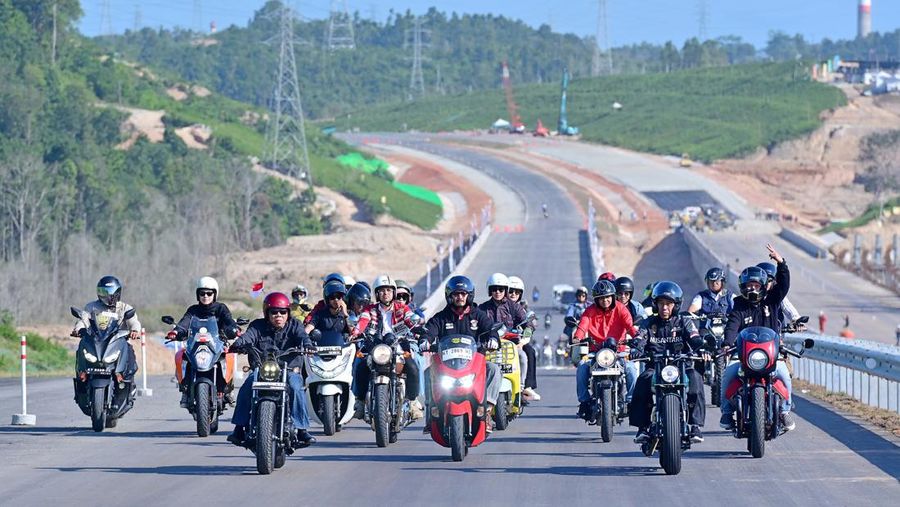 Presiden Joko Widodo (Jokowi) menggelar konvoi sepeda motor bareng sejumlah pegiat seni dan influencer untuk menjajal akses tol ke Ibu Kota Negara (IKN) Nusantara, Kalimantan Timur, Minggu (28/7/2024). (Dok. (Dok. Biro Pers Sekretariat presiden/Muchlis Jr)
