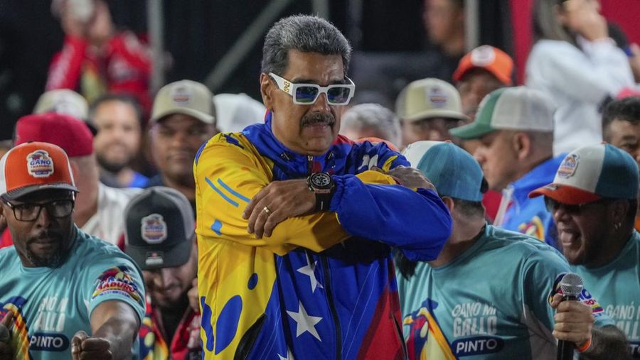 Presiden Nicolas Maduro berbicara kepada para pendukungnya di luar istana kepresidenan Miraflores setelah otoritas pemilu menyatakannya sebagai pemenang pemilihan presiden di Caracas, Venezuela, Senin, 29 Juli 2024. (AP Photo/Fernando Vergara)