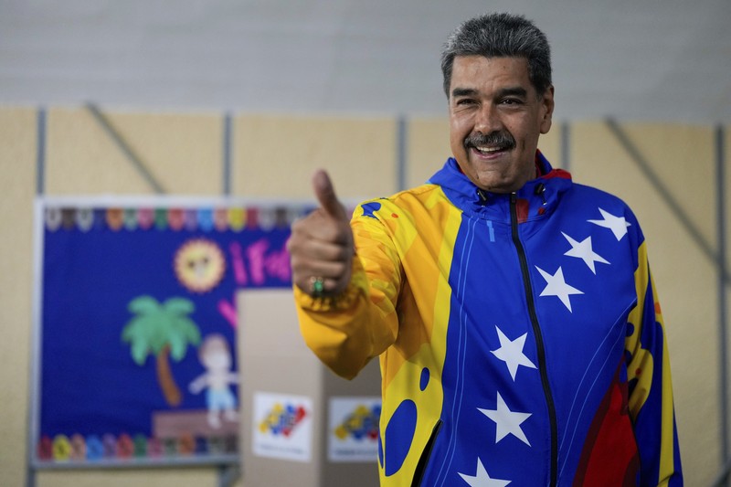 Presiden Venezuela Nicolas Maduro, yang sedang mencalonkan diri untuk masa jabatan ketiga, mengibarkan bendera nasional Venezuela saat penutupan kampanye politiknya, di Caracas, Venezuela, 25 Juli 2024. Presiden Venezuela Nicolas Maduro, yang sedang mencalonkan diri untuk masa jabatan ketiga, mengibarkan bendera nasional Venezuela saat penutupan kampanye politiknya, di Caracas, Venezuela, 25 Juli 2024. (REUTERS/Fausto Torrealba)