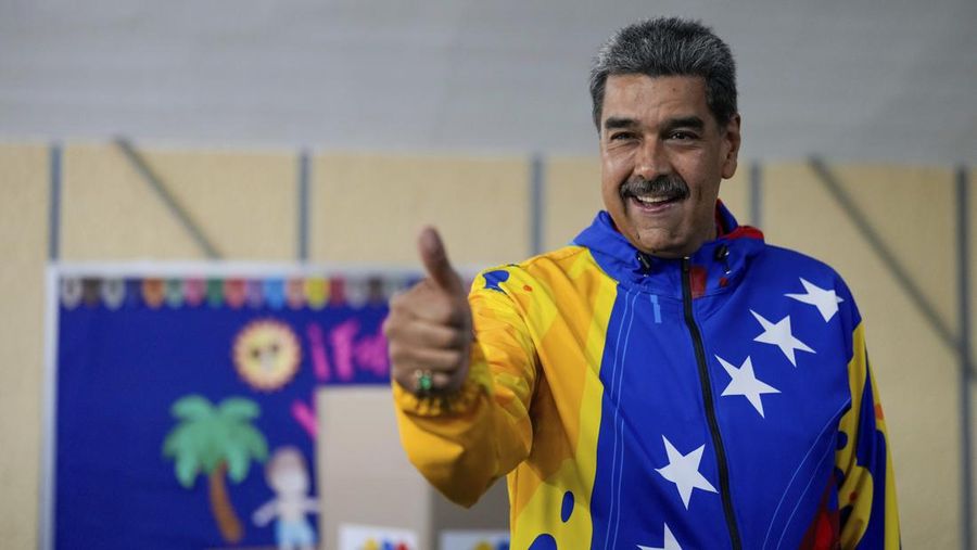 Presiden Nicolas Maduro mengacungkan jempol setelah memberikan suara dalam pemilihan presiden di Caracas, Venezuela, Minggu, 28 Juli 2024. Maduro mencalonkan diri kembali untuk masa jabatan ketiga. (AP Photo/Fernando Vergara)