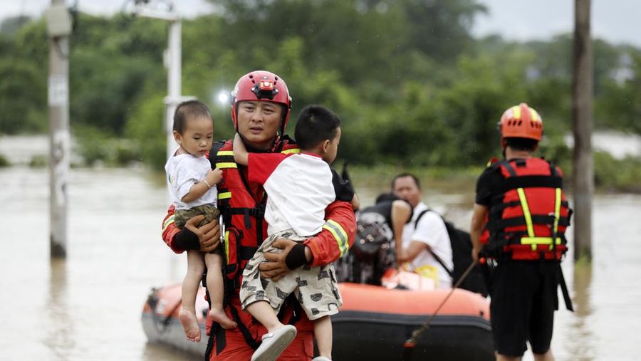 Dalam foto drone yang dirilis oleh Kantor Berita Xinhua ini, tanah longsor menghancurkan sebuah rumah di Desa Yuelin, Kota Shouyue, Kota Hengyang, Provinsi Hunan, Tiongkok tengah pada hari Minggu, 28 Juli 2024. (Chen Zhenhai/Xinhua via AP)