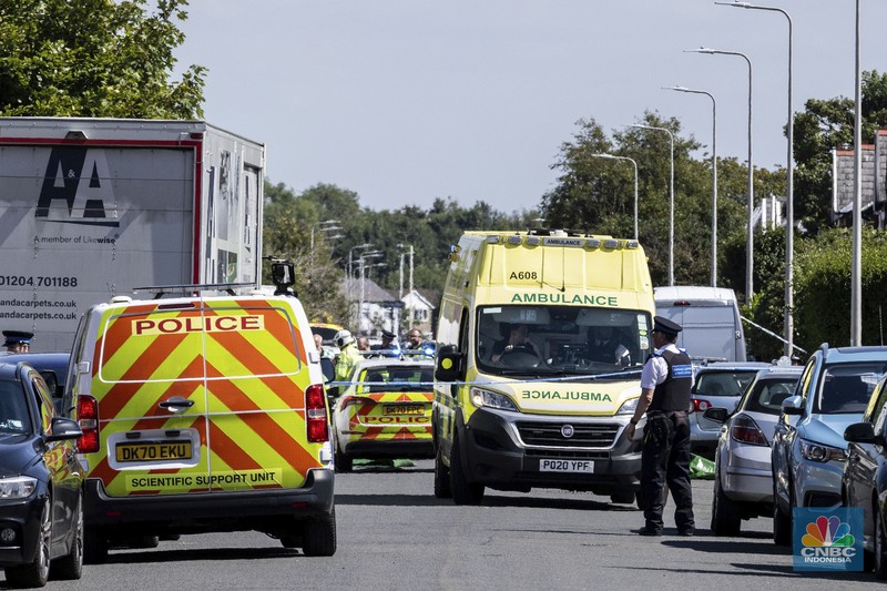 Suasana pada area lokasi tempat tempat seorang pria ditahan setelah melakukan penusukan di Southport, Merseyside, Inggris, Senin, (29/7/2024). (James Speakman/PA via AP) Suasana pada area lokasi tempat tempat seorang pria ditahan setelah melakukan penusukan di Southport, Merseyside, Inggris, Senin, (29/7/2024). (James Speakman/PA via AP)
