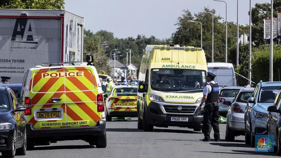 Suasana pada area lokasi tempat tempat seorang pria ditahan setelah melakukan penusukan di Southport, Merseyside, Inggris, Senin, (29/7/2024). (James Speakman/PA via AP)
