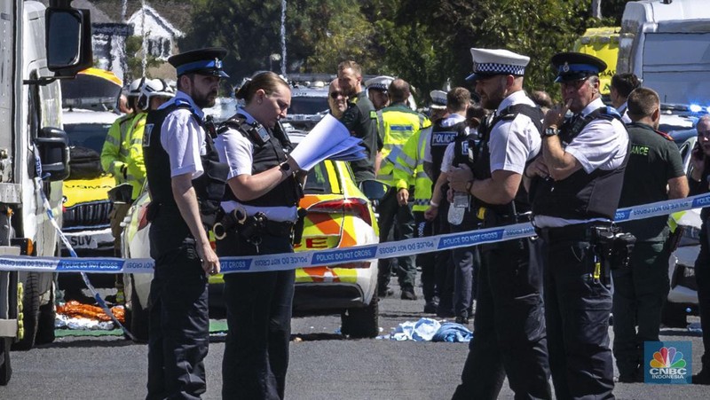 Suasana pada area lokasi tempat tempat seorang pria ditahan setelah melakukan penusukan di Southport, Merseyside, Inggris, Senin, (29/7/2024). (James Speakman/PA via AP)