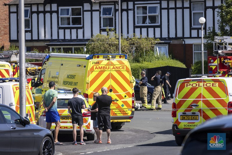 Suasana pada area lokasi tempat tempat seorang pria ditahan setelah melakukan penusukan di Southport, Merseyside, Inggris, Senin, (29/7/2024). (James Speakman/PA via AP) Suasana pada area lokasi tempat tempat seorang pria ditahan setelah melakukan penusukan di Southport, Merseyside, Inggris, Senin, (29/7/2024). (James Speakman/PA via AP)